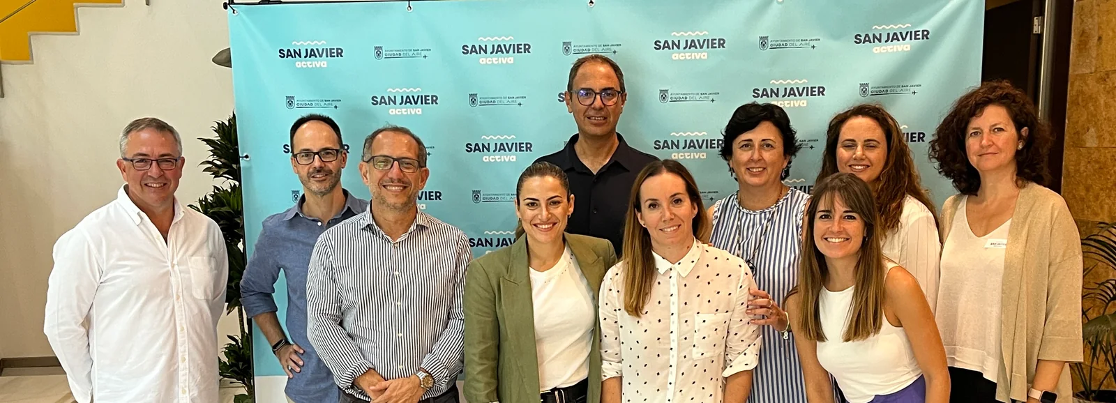 Equipo del Ayuntamiento de San Javier posando junto al fotocall de San Javier Activa en el kickoff del proyecto.
